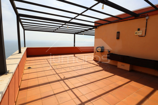 Villa de 4 dormitorios con piscina y garaje privado