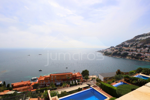 Villa de 4 dormitorios con piscina y garaje privado