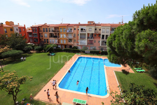 Plage à 100m, parking, centre ville et piscine communautaire