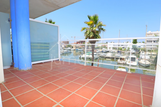 2 dormitorios, vista al canal, terraza, piscina en residencia segura
