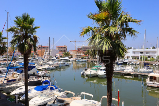 2 dormitorios, vista al canal, terraza, piscina en residencia segura