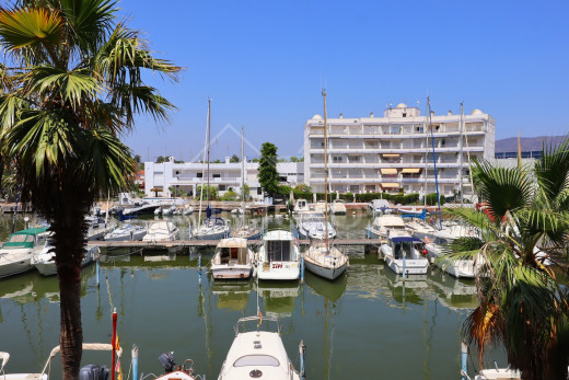 2 dormitorios, vista al canal, terraza, piscina en residencia segura