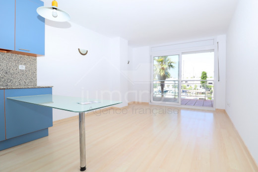 2 dormitorios, vista al canal, terraza, piscina en residencia segura