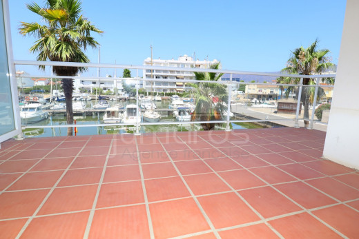 2 dormitorios, vista al canal, terraza, piscina en residencia segura