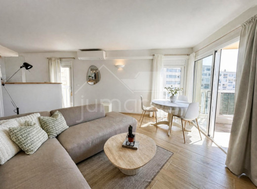Appartement dernier étage rénové avec vuemer et terrasse privée de 40 m²