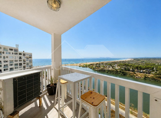 Appartement dernier étage rénové avec vuemer et terrasse privée de 40 m²