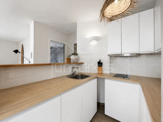 Appartement dernier étage rénové avec vuemer et terrasse privée de 40 m²
