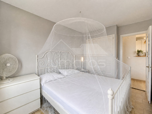 Appartement dernier étage rénové avec vuemer et terrasse privée de 40 m²