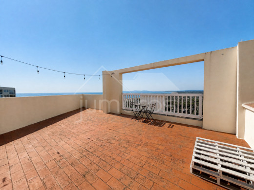 Appartement dernier étage rénové avec vuemer et terrasse privée de 40 m²