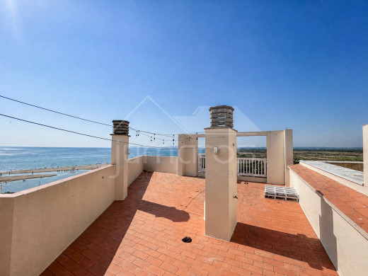 Appartement dernier étage rénové avec vuemer et terrasse privée de 40 m²
