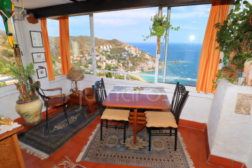 Maison vue mer avec parking et piscine communautaire à Canyelles