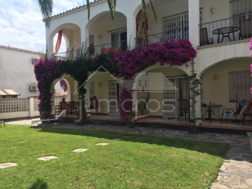 Immeuble de 6 appartements, piscine, parking, proche plage et centre