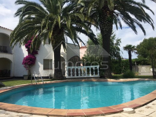 Immeuble de 6 appartements, piscine, parking, proche plage et centre