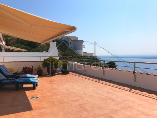 3 chambres, 49m2 terrasses, vue mer, piscine et 2 parkings