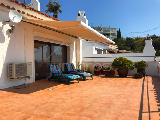 3 chambres, 49m2 terrasses, vue mer, piscine et 2 parkings