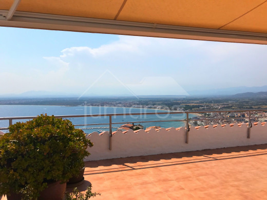 3 chambres, 49m2 terrasses, vue mer, piscine et 2 parkings
