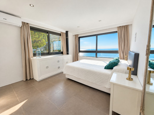 Villa mit privatem Pool und Panoramablick auf die Bucht von Roses.