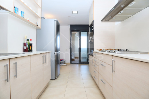 OPPORTUNITÉ! appartement moderne en 1ère ligne de mer