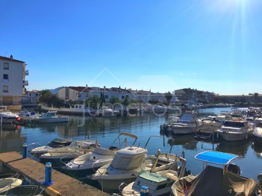 43m2, vue canal, parking et amarre privés