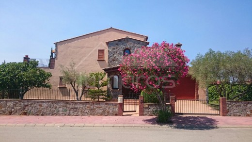 4 chambres, 2 places parking, garage, piscine, au Golf Perelada