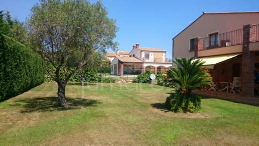 4 chambres, 2 places parking, garage, piscine, au Golf Perelada