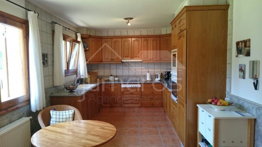 4 chambres, 2 places parking, garage, piscine, au Golf Perelada