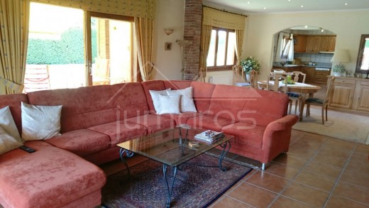 4 chambres, 2 places parking, garage, piscine, au Golf Perelada