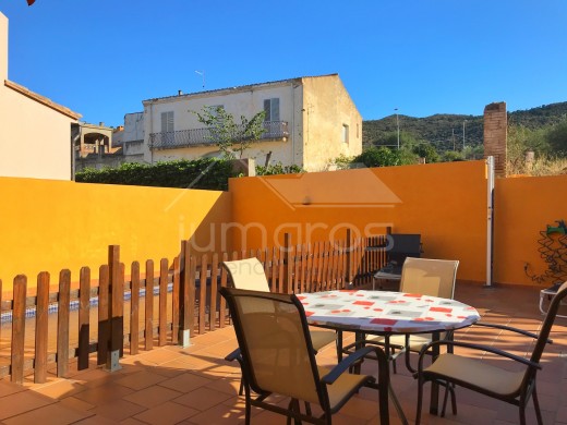 3 chambres, 138m2, construction récente, piscine, garage privé