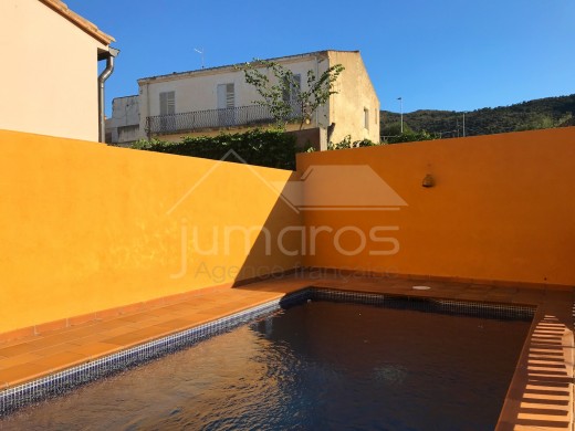 3 chambres, 138m2, construction récente, piscine, garage privé