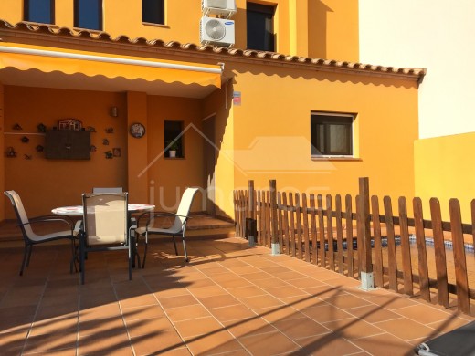 3 chambres, 138m2, construction récente, piscine, garage privé