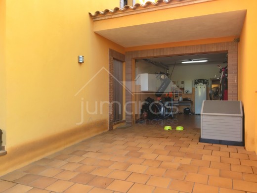 3 chambres, 138m2, construction récente, piscine, garage privé