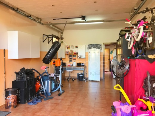 3 chambres, 138m2, construction récente, piscine, garage privé