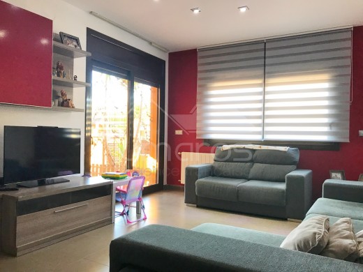 3 chambres, 138m2, construction récente, piscine, garage privé