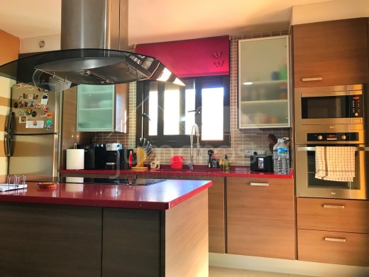 3 chambres, 138m2, construction récente, piscine, garage privé