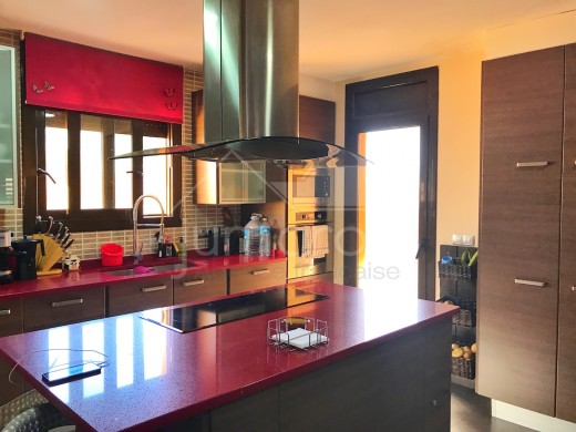 3 chambres, 138m2, construction récente, piscine, garage privé
