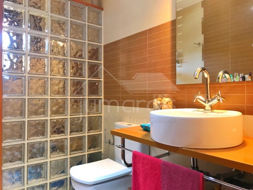 3 chambres, 138m2, construction récente, piscine, garage privé