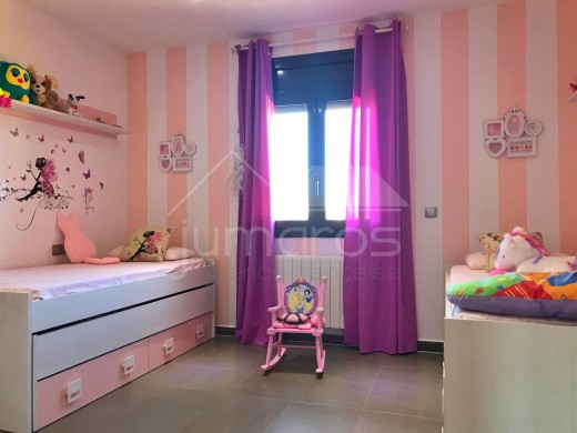 3 chambres, 138m2, construction récente, piscine, garage privé