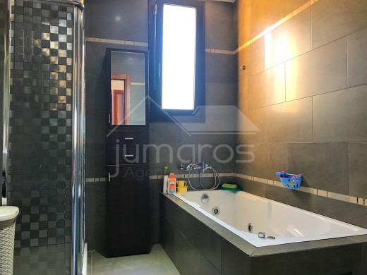 3 chambres, 138m2, construction récente, piscine, garage privé
