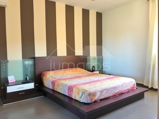 3 chambres, 138m2, construction récente, piscine, garage privé