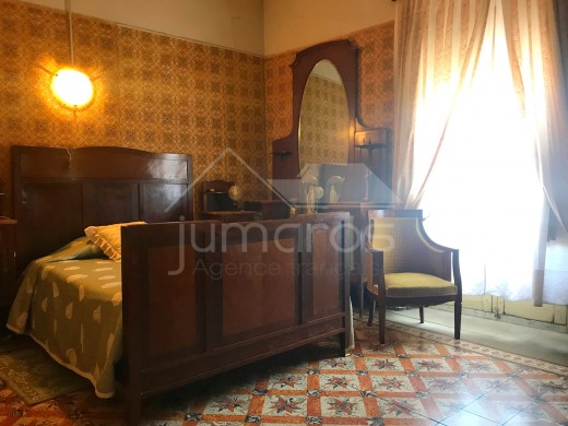 6 chambres, 413m2, village historique
