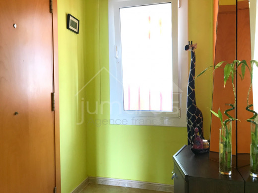 Appartement entièrement rénové, vue mer, parking privé et piscine