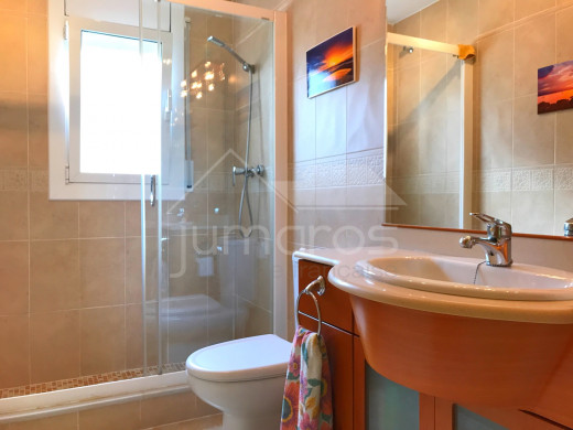 Appartement entièrement rénové, vue mer, parking privé et piscine