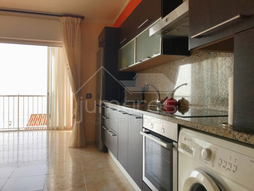 Appartement entièrement rénové, vue mer, parking privé et piscine