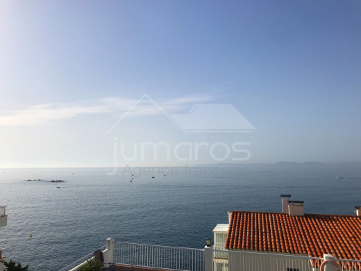 Appartement entièrement rénové, vue mer, parking privé et piscine