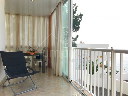 Appartement entièrement rénové, vue mer, parking privé et piscine
