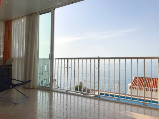 Appartement entièrement rénové, vue mer, parking privé et piscine