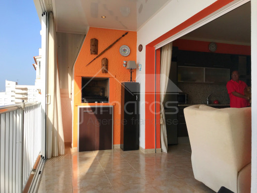 Appartement entièrement rénové, vue mer, parking privé et piscine