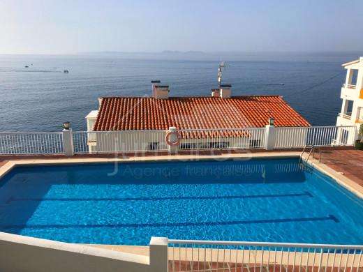 Appartement entièrement rénové, vue mer, parking privé et piscine