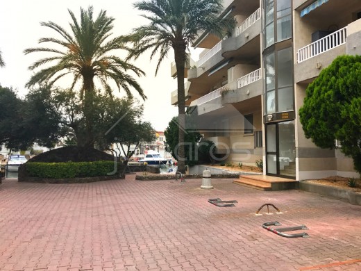 46m2, terrasse 13m2, amarre privée voilier, proche centre