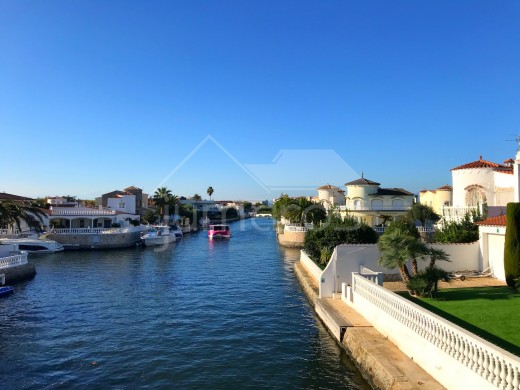 APPARTEMENT À 300MTS DE LA PLAGE AU CENTRE VILLE